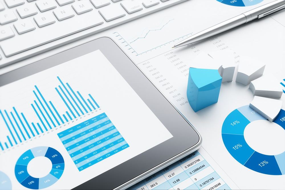 Asesor revisando reportes financieros de una empresa