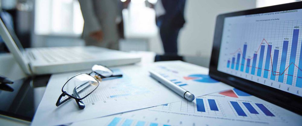 Análisis de estados financieros en una computadora portátil