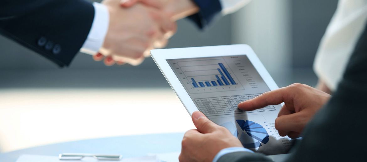 Reunión de asesoría empresarial con tableta