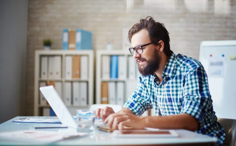 Emprendedor trabajando en su negocio